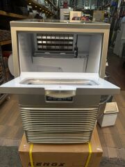 Vosco VSC-23C Küp Buz Makinesi – 23 Kg/Gün Kapasiteli, Kompakt ve Sessiz Tasarım